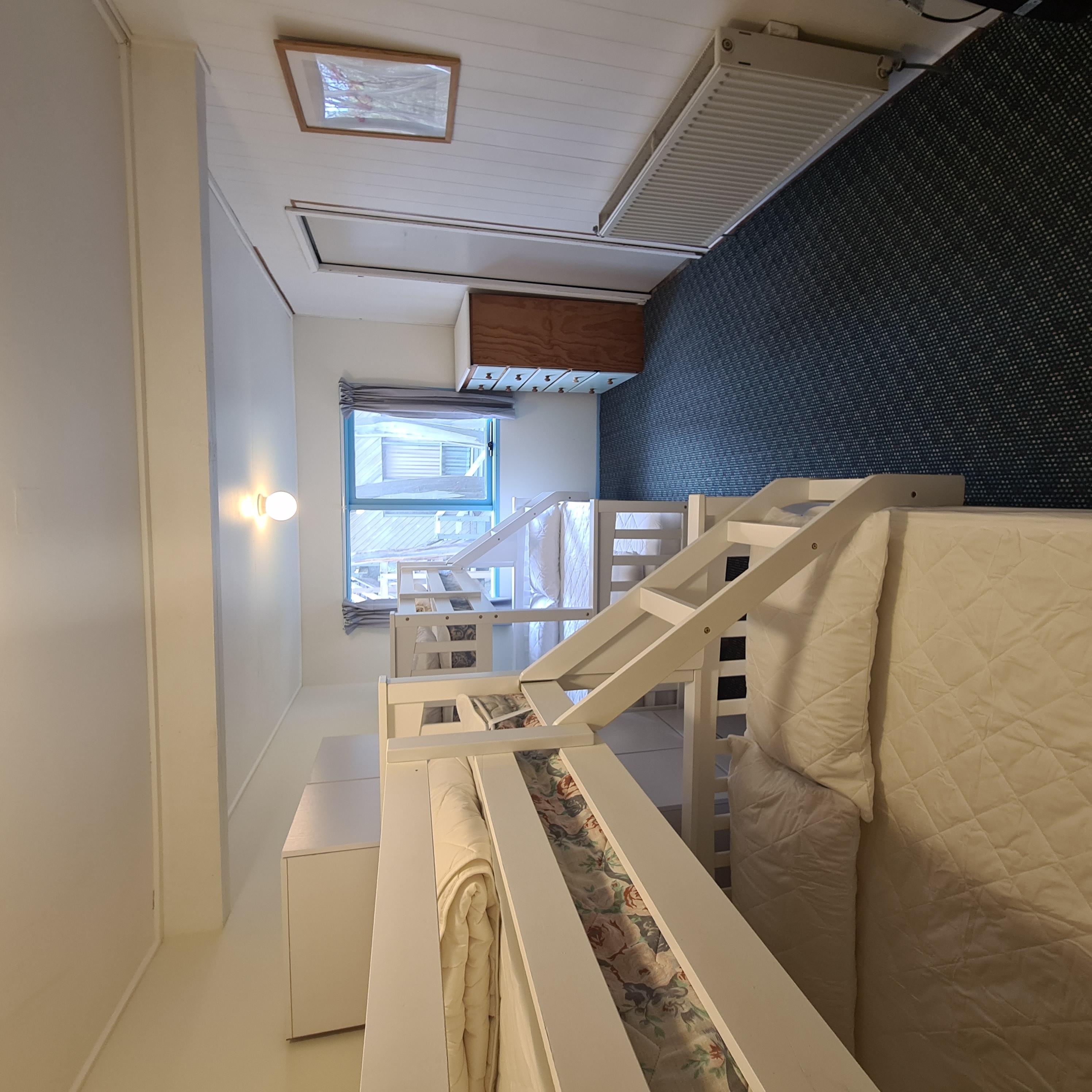 Bunk bedroom sleeping 5